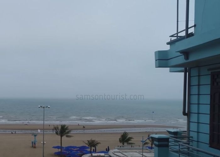 Anh Văn Sầm Sơn Hotel có vị trí đắc địa, đối diện bãi biển