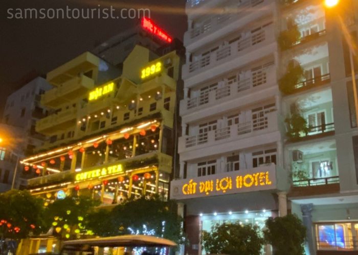 Hình ảnh bên ngoài buổi tối của khách sạn Cát Đại Lợi 1