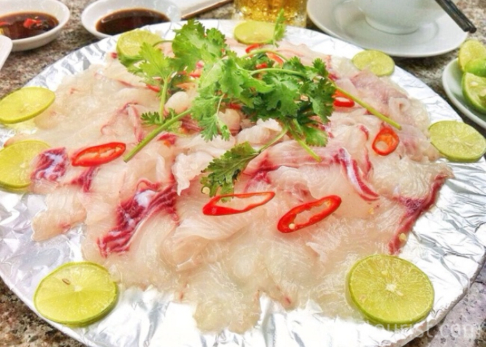 Gỏi cá được chế biến từ loại cá ít xương ướp với nước cốt chanh trộn với thính gạo rang