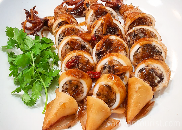 Chiếc vỏ mực tươi dày khi nướng dai dai lẫn mùi thơm của vị thịt nhồi toả ra thật hấp dẫn.