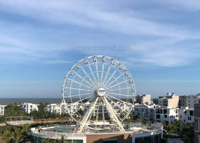 Khách sạn sở hữu vị trí đắc địa gần Vòng quay mặt trời và hồ Thiên Nga