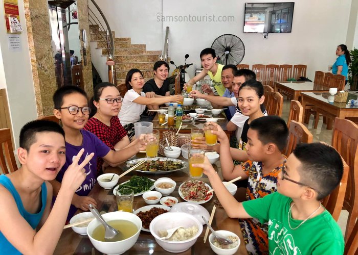 Không gian ăn uống ấm cúng của khách sạn