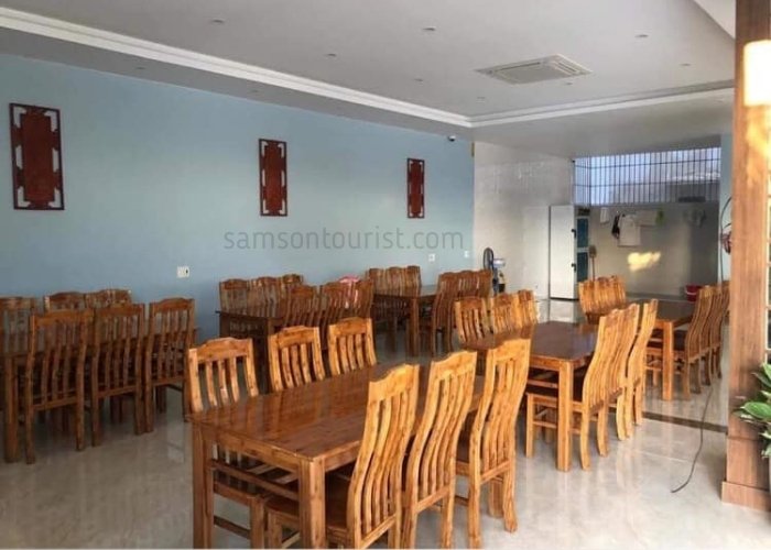 Phòng ăn rộng rãi, bàn ghế gỗ sang trọng