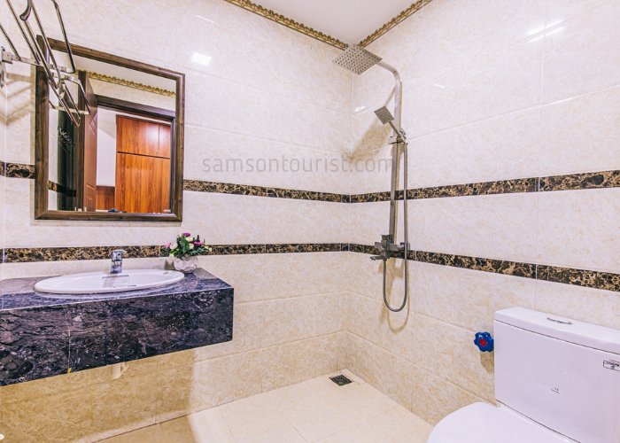 Phòng tắm đầy đủ đồ dùng