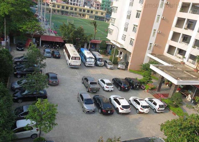 Bãi đỗ xe rộng rãi trong khuôn viên khách sạn Bộ Tài chính Sầm Sơn