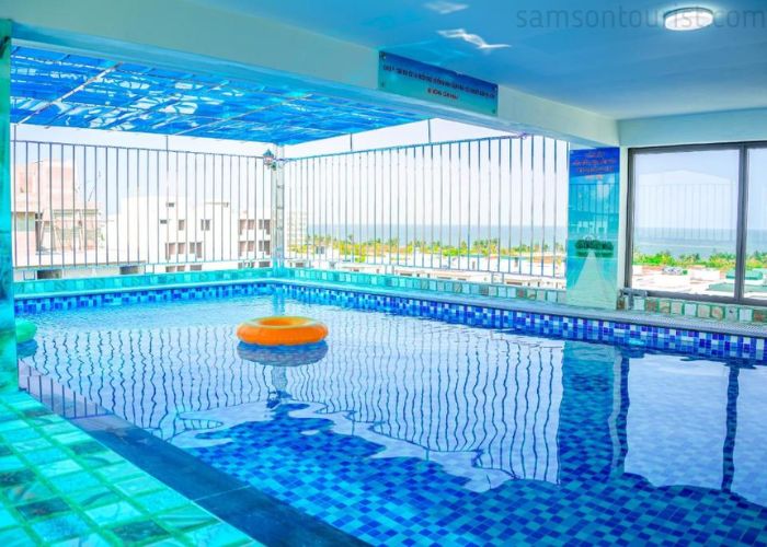 Hồ bơi ngoài trời tại khách sạn Xanh Tốt Sầm Sơn