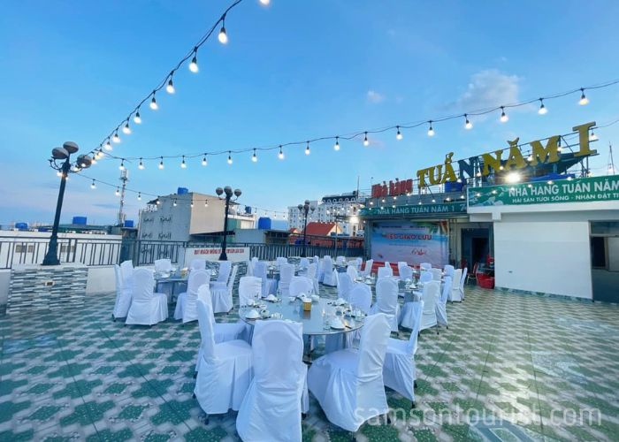 Bàn ăn ngoài trời nhà hàng Tuấn Năm Sầm Sơn