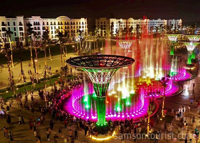 Quảng trường biển thu hút rất nhiều du khách và dân địa phương