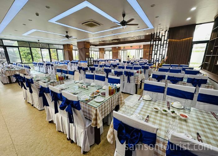 Bàn ăn nhà hàng Tuấn Năm Sầm Sơn