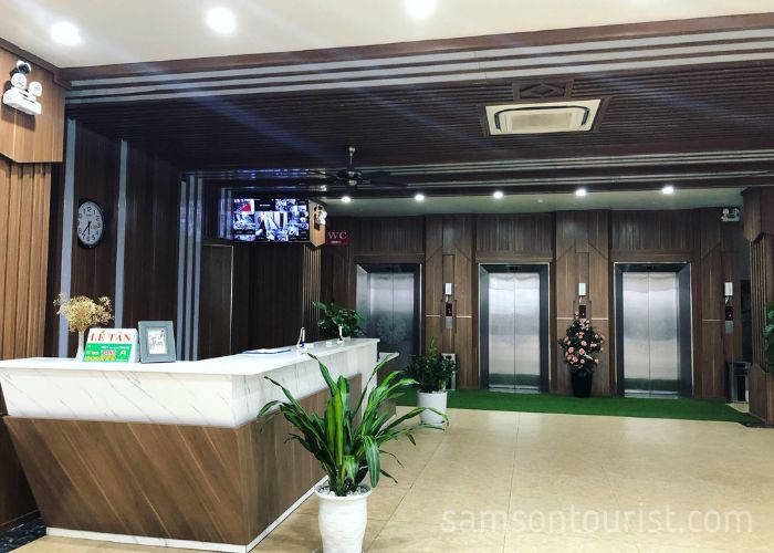 Lễ tân và thang máy nhà hàng Tuấn Năm Sầm Sơn