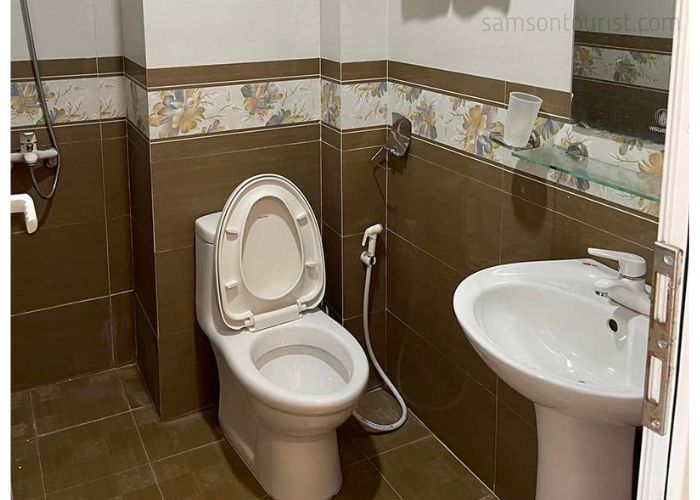 Nhà tắm trang bị đầy đủ trang thiết bị Khách sạn Elena Sầm Sơn